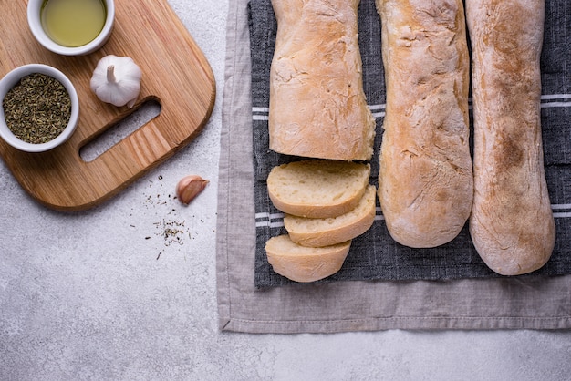 Foto baguettes caseras francesas con aceite de oliva.