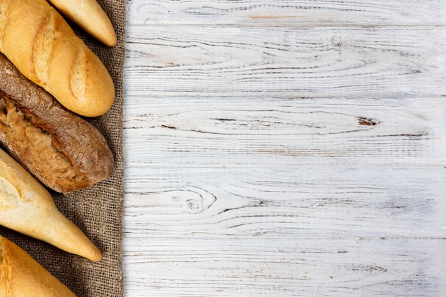 Baguettes caseras en mesa de madera. de cerca