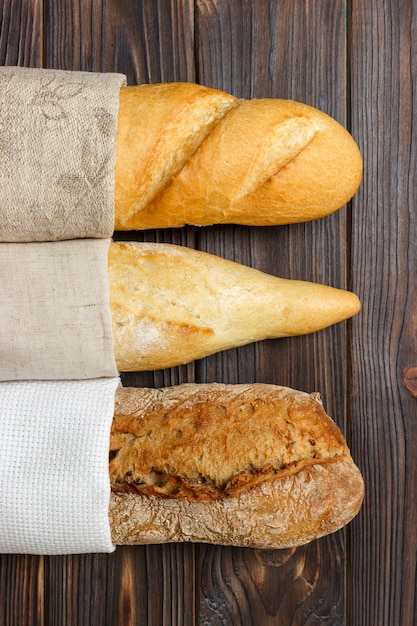 Baguettes caseras en mesa de madera.