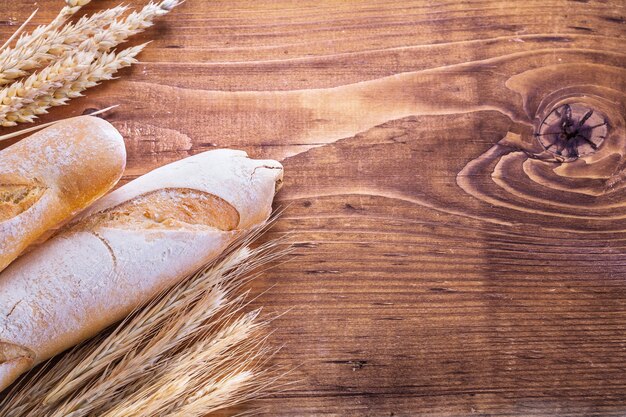 Foto baguettes y espigas de trigo rie