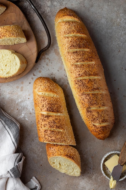 Baguettes de pan fresco casero francés con sésamo