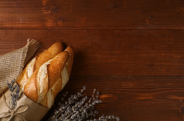 Baguettes recién horneadas para desayunar en París. concepto de panadería privada. pan sin gluten