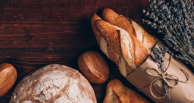 Baguettes recién horneadas para desayunar en París. concepto de panadería privada. pan sin gluten