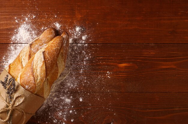 Foto baguettes recién horneadas para desayunar en parís. concepto de panadería privada. pan sin gluten