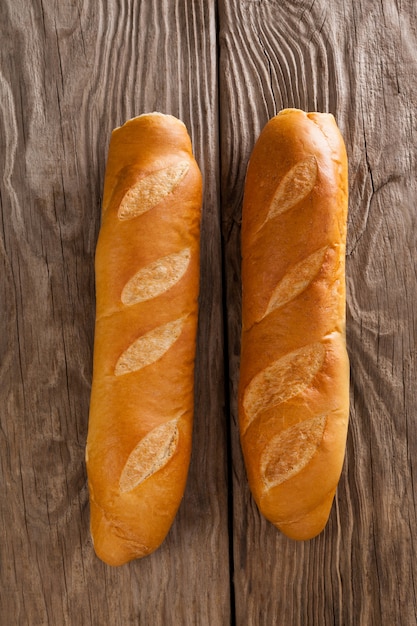 Baguettes sobre fondo de madera