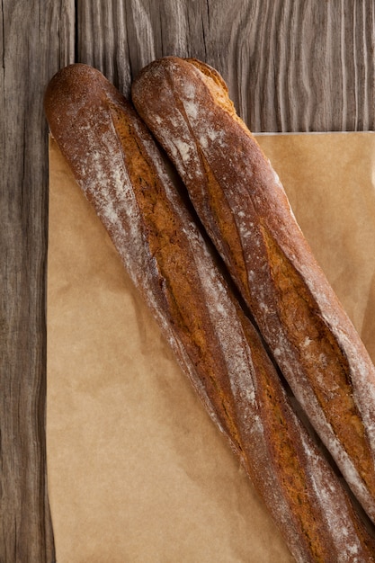 Baguettes sobre fondo de madera