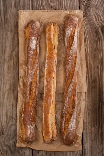 Baguettes sobre fondo de madera