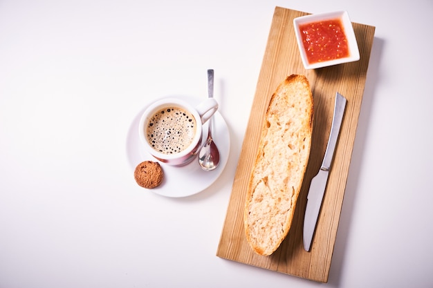 Baguettescheibe mit Marmelade