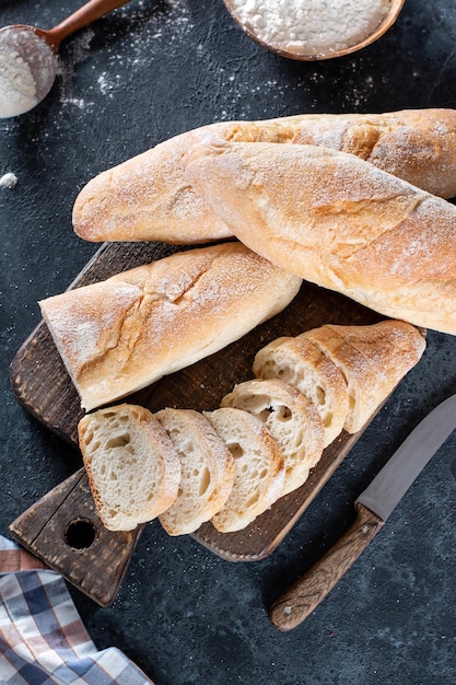 Baguettescheiben auf einem grauen Steintisch Französisches Brot in der Nähe