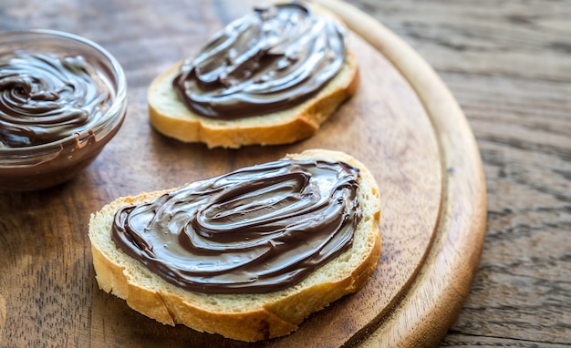 Baguettescheiben mit Schokoladencreme