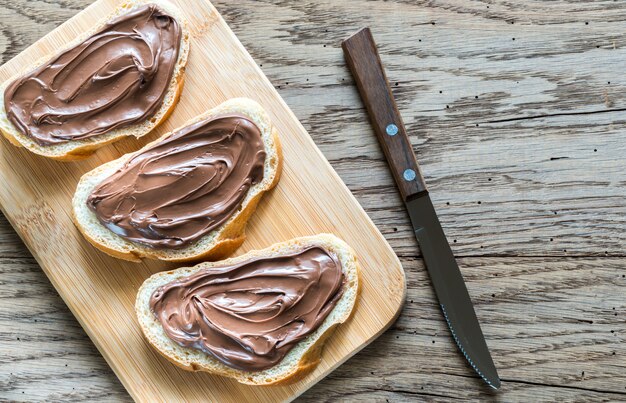 Baguettescheiben mit Schokoladencreme