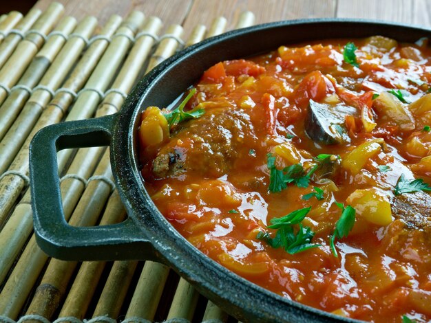 BahÑ evan Koftesi ou Gardeners Meatballs - kofte turco com vegetais da estação.