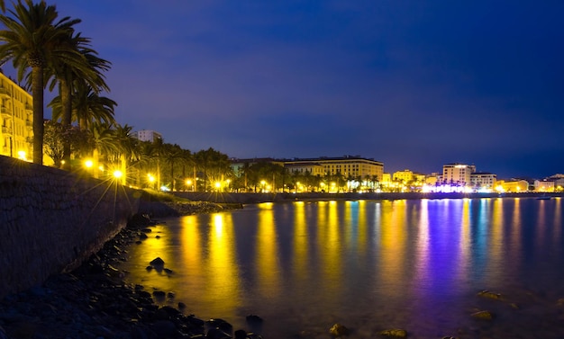 La bahía de Ajaccio en la noche de la isla de Córcega Francia