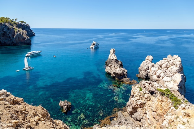 Bahía azul con agua cristalina que ofrece increíbles vistas de las vastas extensiones