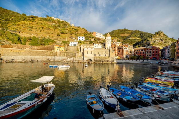 Bahía con barcos en la ciudad de vernazza italia