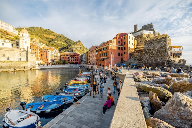 Bahía con barcos en la ciudad de vernazza italia