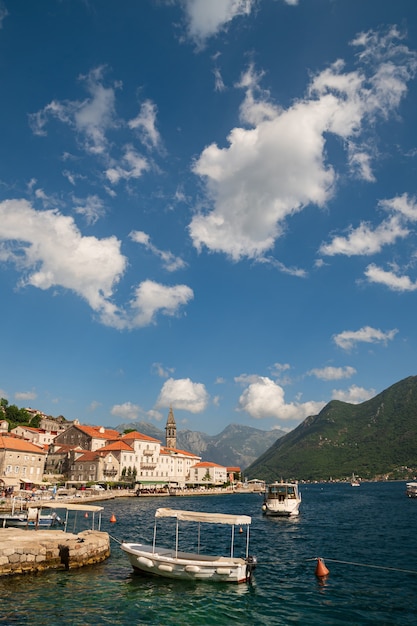 Bahía de Boka-Kotor, ciudad de Perast, Montenegro. Adriático. Un precioso casco antiguo rodeado de montañas y mar. Resort europeo de verano.