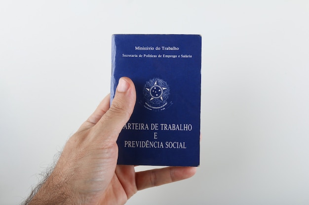 Bahia, Brasilien. 27. August 2021. Brasilianische Arbeitskarte (Arbeitskarte) . ÜBERSETZUNG: Föderative Republik Brasilien, Arbeitsministerium. Arbeitsheft und Sozialhilfe.