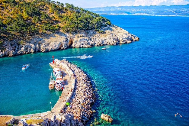 La bahía de la ciudad de Opatija en Croacia