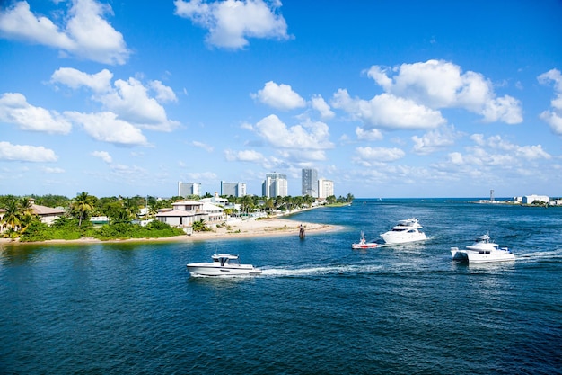 Bahía y costa en un clima claro y soleado con casas de lujo y yates en Fort Lauderdale, Florida, EE.UU.