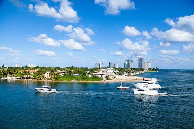 Bahía y costa en un clima claro y soleado con casas de lujo y yates en Fort Lauderdale, Florida, EE.UU.