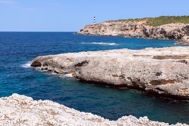 La bahía de Es Cap Blanc y el faro Far Des Moscarter