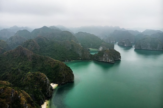 Bahía de Ha Long desde arriba Rocas altas en el agua Halong Vietnam