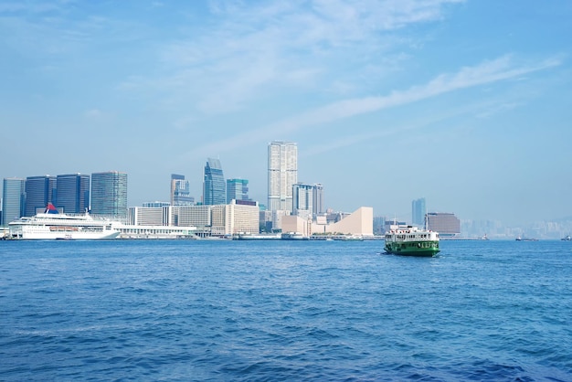 Bahía de Hong Kong y horizonte con ferry estrella roja y crucero