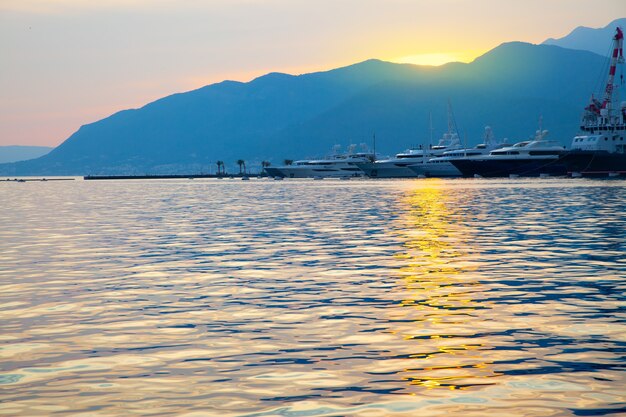 La bahía de Kotor al atardecer y el puerto deportivo de Porto Montenegro en el fondo. Tivat, Montenegro