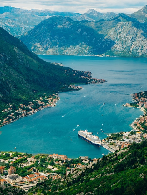 Bahía de kotor desde las alturas vista desde el monte lovcen a la bahía