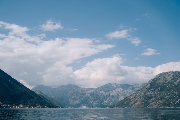 Bahía de kotor en montenegro agua de mar al pie de las montañas