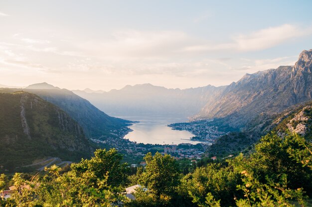 Bahía de kotor con vista de pájaro la ciudad de kotor muo prcan