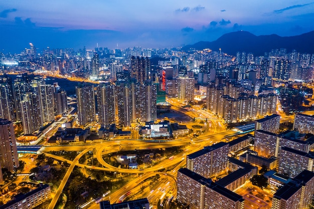 Bahía de Kowloon, Hong Kong 25 de abril de 2019: Vista superior de la ciudad de Hong Kong por la noche