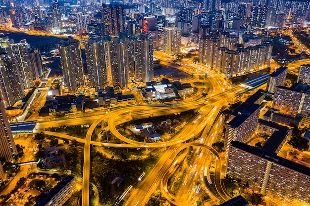 Bahía de Kowloon, Hong Kong 25 de abril de 2019: Vista superior de la ciudad de Hong Kong por la noche