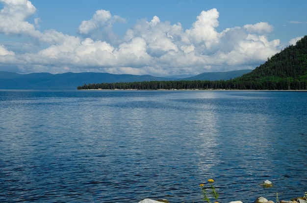 Bahía en el lago Baikal en un clima soleado y tranquilo Dibujo de corrientes en el agua