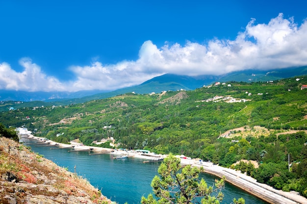 Bahía del Mar Negro con pueblos en la ladera Crimea