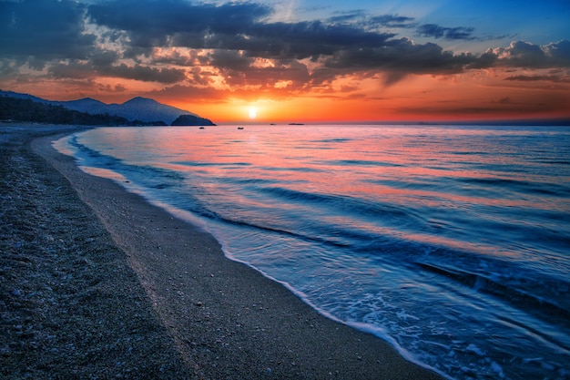 Bahía del mar o el océano al atardecer