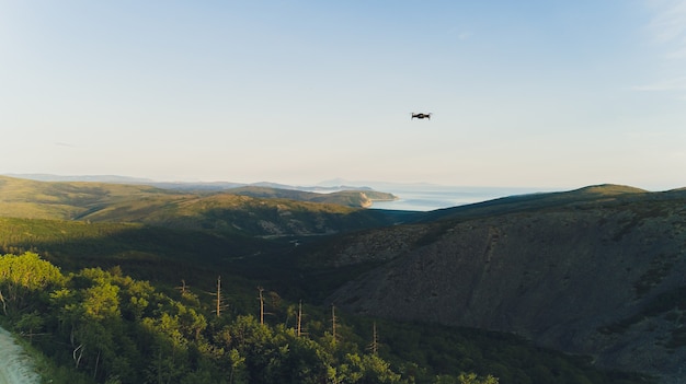 Bahía de mar rodeada de montañas. Península Kony. El mar de Okhotsk. Región de Magadan. Rusia.