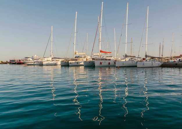 Bahía del mar con yates al atardecer en Egipto