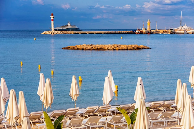 Bahía del mar con yates y sombrillas en Cannes