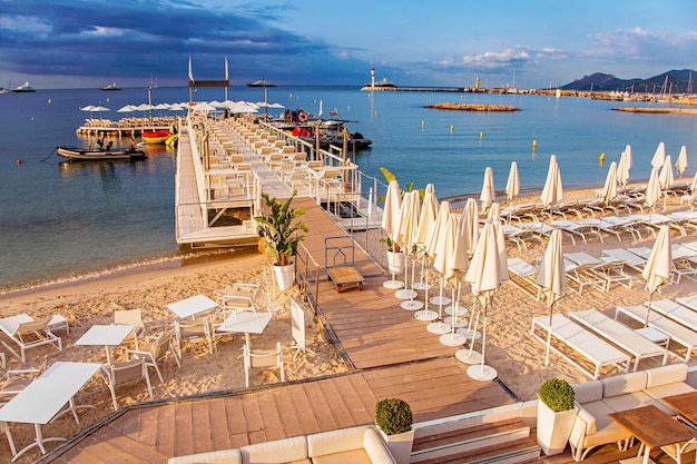 Bahía del mar con yates y sombrillas en Cannes