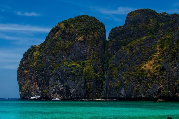 La bahía de Maya, una hermosa playa en la isla de Phi Phi, Tailandia, marzo de 2024