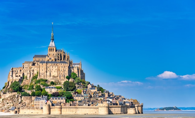 Bahía y Mont de Saint Michel en un día de cielo azul, Normandía, Francia.