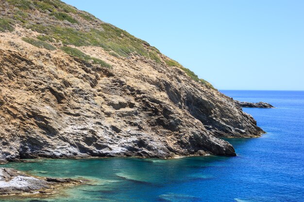 Bahía de las montañas en el mar Mediterráneo.