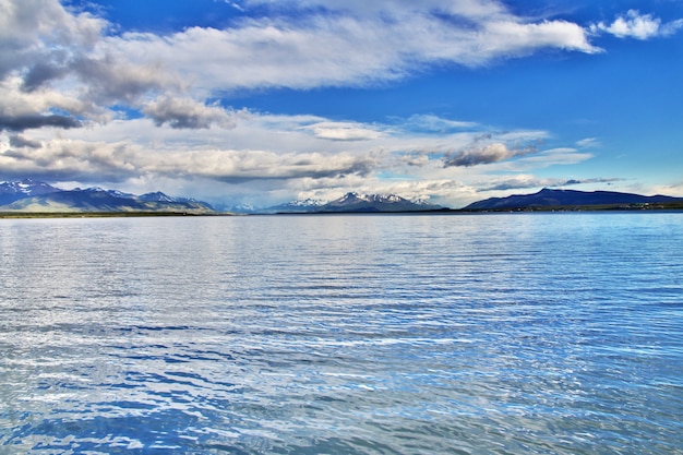 La bahía del océano Pacífico en Puerto Natales, Chile.