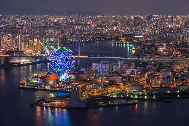 Foto bahía de osaka al atardecer, vista en la torre cosmo, osaka japón