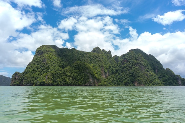 La bahía de Phang Nga se encuentra entre el sur de Tailandia continental y la isla de Phuket