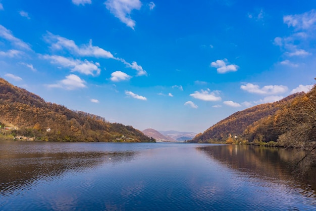 Bahía de Porec en la garganta del Danubio en Serbia