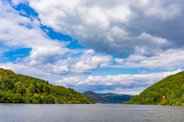 Bahía de Porec en la garganta del Danubio en Serbia