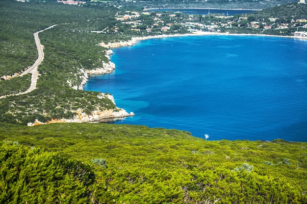 Bahía de Porto Conte en un día claro Cerdeña